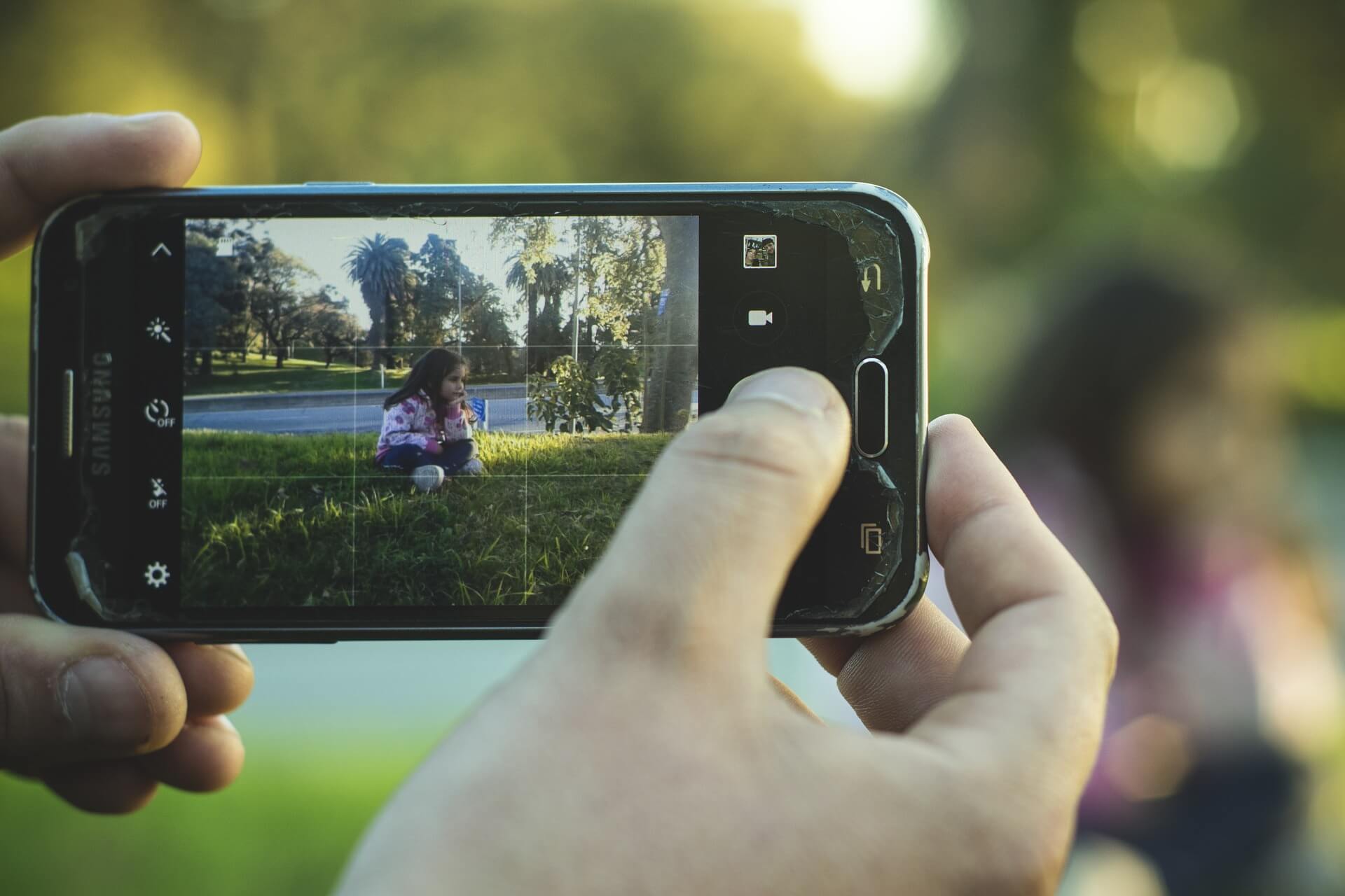 content/en-za/images/repository/isc/2020/is-it-safe-to-post-photos-of-your-kids-online.jpg